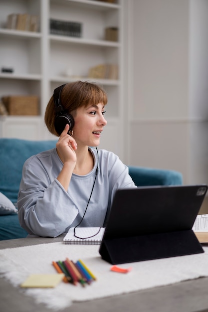 Kostenloses Foto frau, die an e-learning-kursen teilnimmt