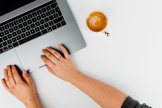 Frau, die an einem Computer arbeitet