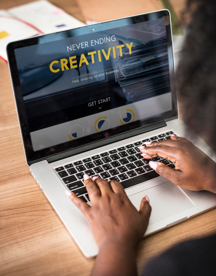 Kostenlose Foto frau, die an einem laptop arbeitet