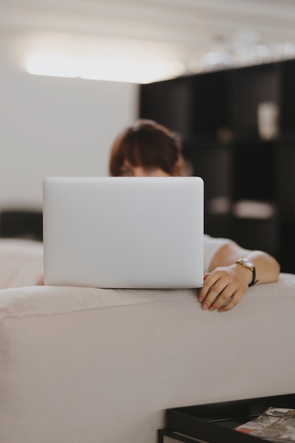 Frau, die an einem Laptop arbeitet