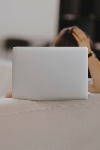 Frau, die an einem Laptop arbeitet