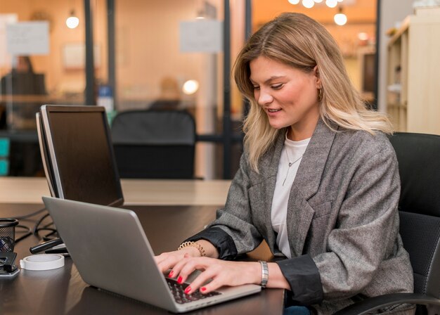 Frau, die an einem Laptop für ein Projekt arbeitet