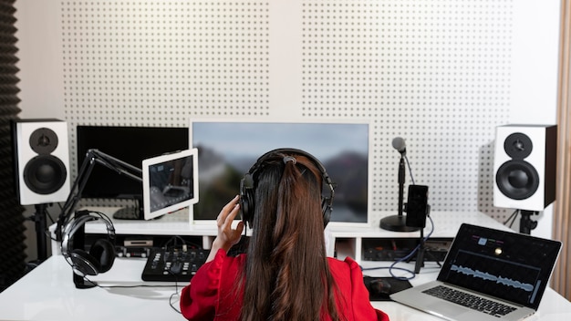 Frau, die an einem Radiosender mit spezieller Ausrüstung arbeitet