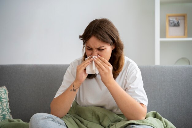 Frau, die an einer Allergie leidet, Vorderansicht