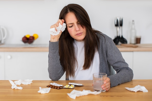 Kostenloses Foto frau, die an einer allergie leidet, vorderansicht