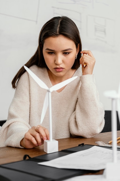 Kostenloses Foto frau, die an erneuerbarem energieprojekt arbeitet