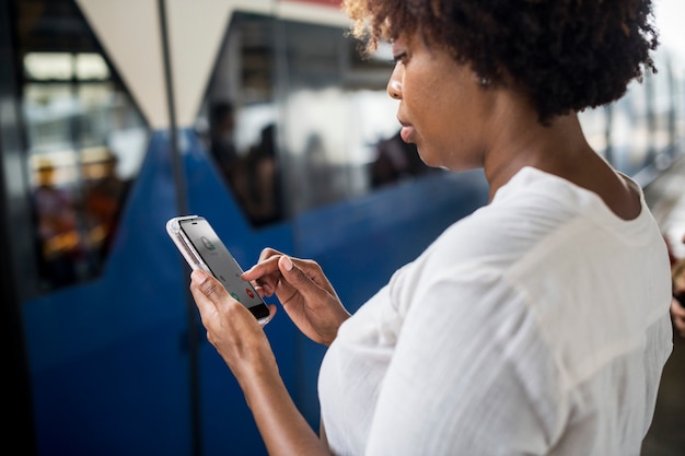 Frau, die an ihrem Telefon wartet und spielt