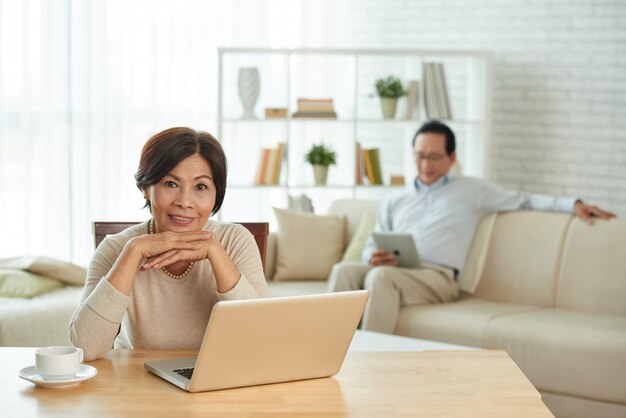 Frau, die an Laptop arbeitet