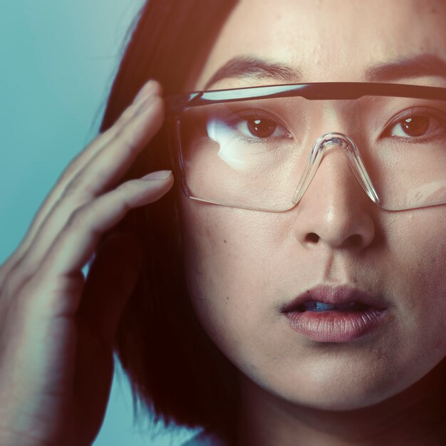 Kostenloses Foto frau, die ar intelligente brille futuristische technologie berührt