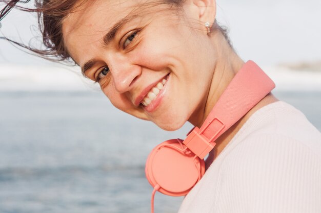 Frau, die auf dem Strand geht