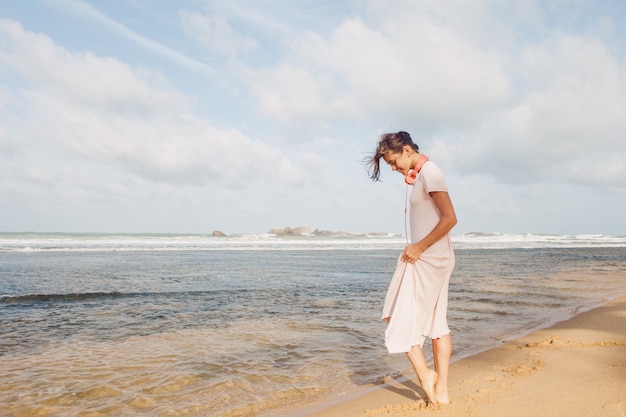 Frau, die auf dem Strand geht