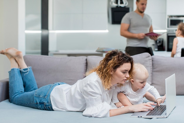 Frau, die auf der Couch arbeitet