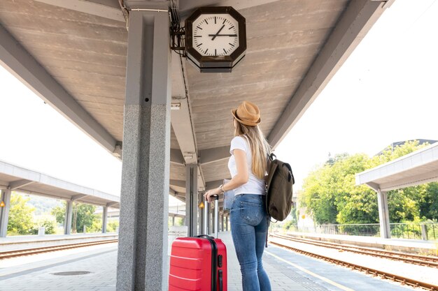 Frau, die auf die Uhr schaut