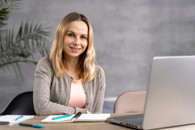 Frau, die auf Laptop studiert