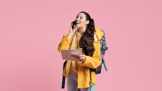 Frau, die auf Reisen am Telefon spricht