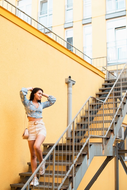 Frau, die auf Treppen steht und weg schaut