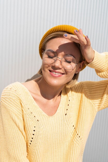 Frau, die Augen vor Sonne schützt