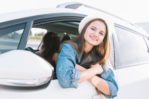 Frau, die aus dem Autofenster hängt