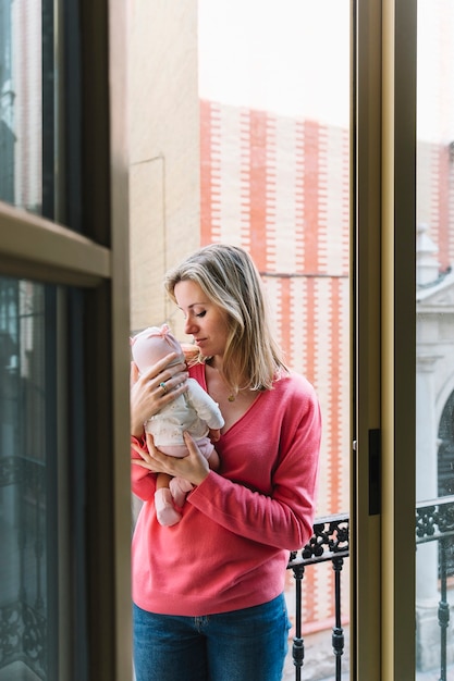 Frau, die Baby betrachtet