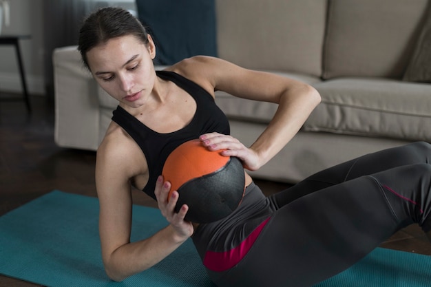 Frau, die Ball beim Trainieren hält