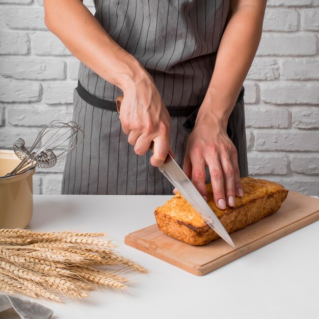 Frau, die Bananenbrot schneidet