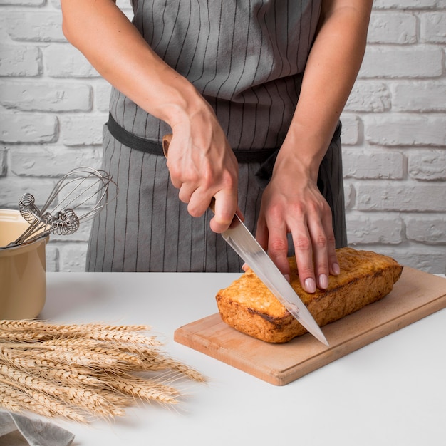 Frau, die Bananenbrot schneidet