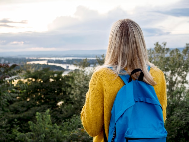 Kostenloses Foto frau, die bergblick bewundert