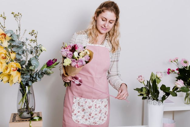 Frau, die Blumen im Bündel hält