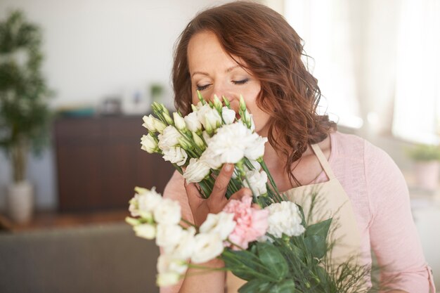 Frau, die Blumenarrangement macht