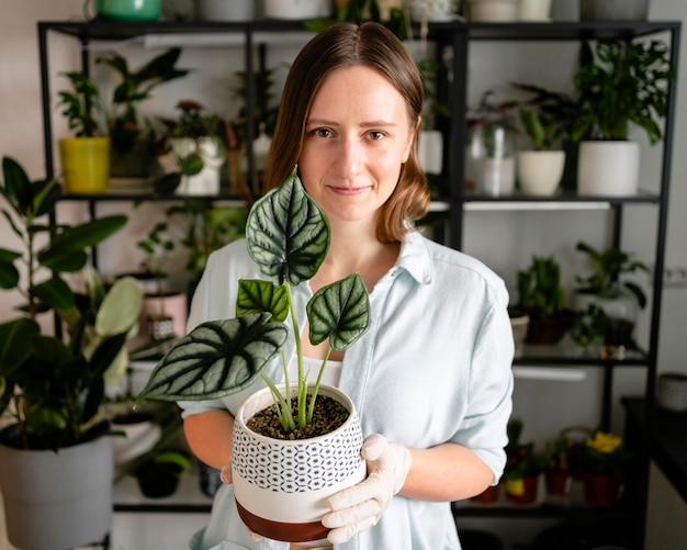 Frau, die Blumentopf hält