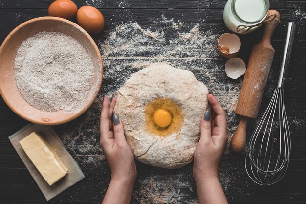 Frau, die Brot mit gesundem Bestandteil bildet