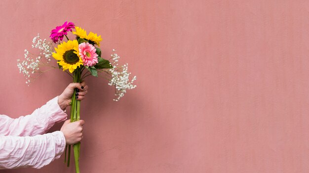 Frau, die Bündel frische Blumen hält