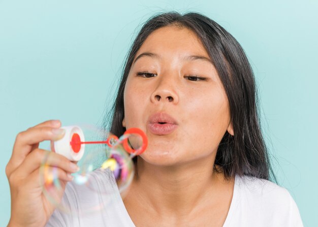 Frau, die bunte Luftblasen bildet