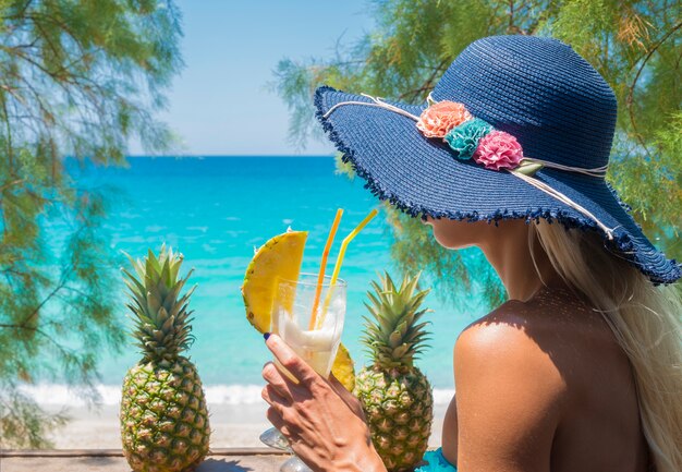 Frau, die Cocktail in der Strandbar trinkt