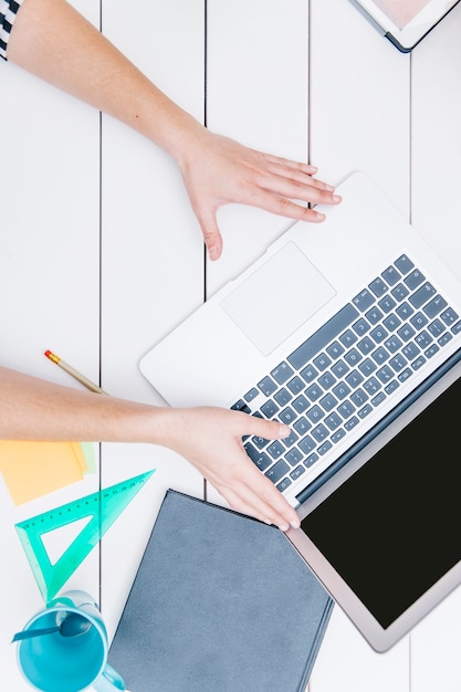 Kostenloses Foto frau, die darstellung mit laptop tut