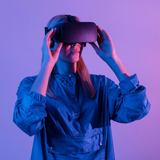 Frau, die das Gerät der virtuellen Realität trägt
