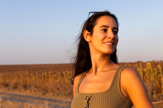 Frau, die die Sonne genießt, während draußen in der Natur