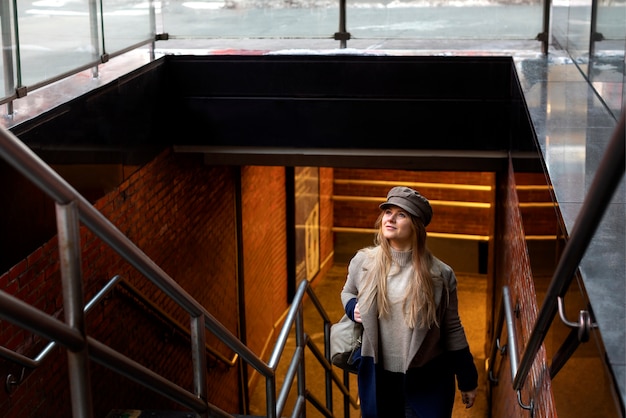 Frau, die die U-Bahn-Treppe der Stadt benutzt