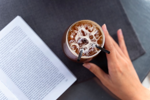 Frau, die draußen eine Eiskaffeepause hat