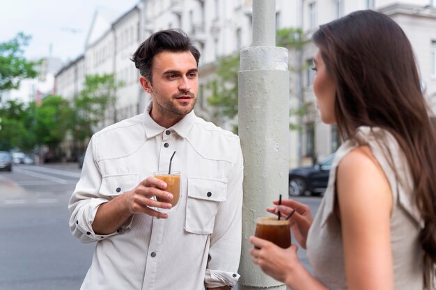 Frau, die draußen eine Eiskaffeepause hat