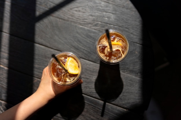 Frau, die draußen eine Eiskaffeepause hat