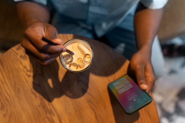 Frau, die draußen eine Eiskaffeepause hat