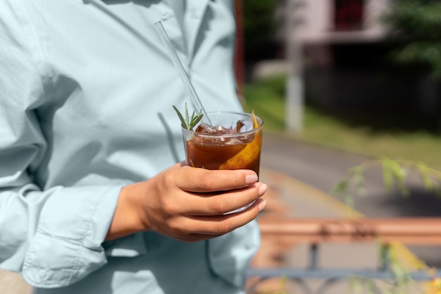 Frau, die draußen eine Eiskaffeepause hat