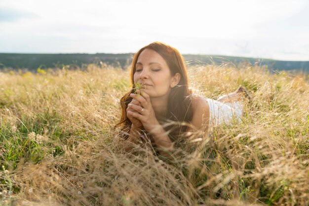 Frau, die draußen im Gras aufwirft