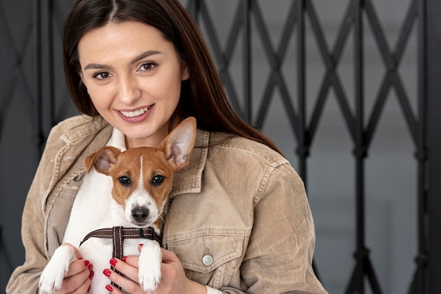 Frau, die draußen mit ihrem Hund aufwirft