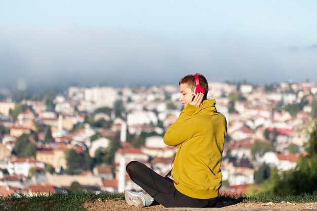 Frau, die draußen Musik hört