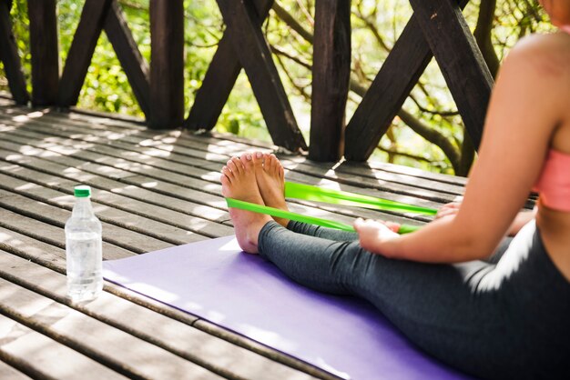 Frau, die draußen Yoga tut