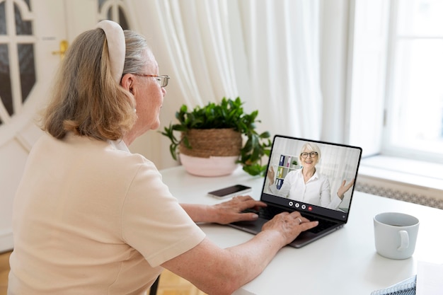 Frau, die drinnen einen Videoanruf tätigt