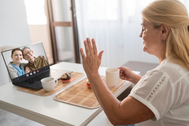 Kostenloses Foto frau, die drinnen einen videoanruf tätigt