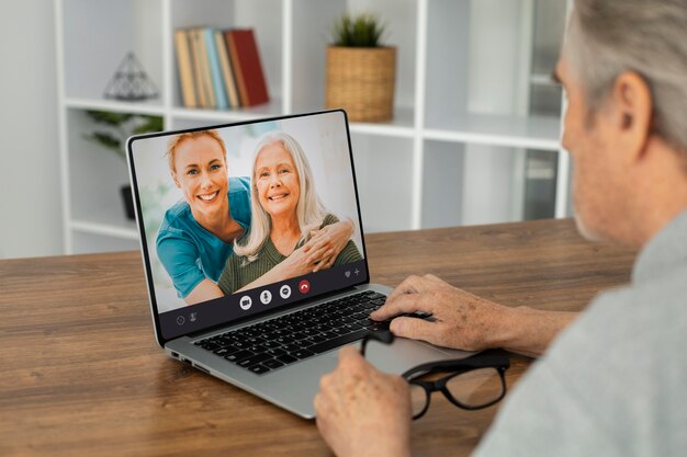 Frau, die drinnen einen Videoanruf tätigt